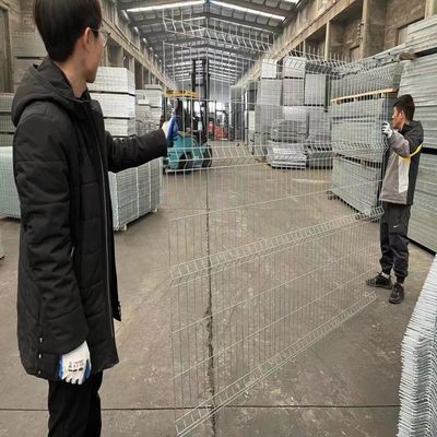 0.6m - 3.0m 高さ 遊園地のフェンスパネルのための 3d カーブフェンス